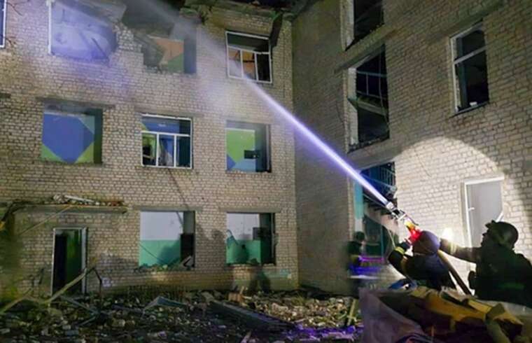 РФ атакувала Чугуїв: поранені четверо дорослих та дитина, зруйнований навчальний заклад