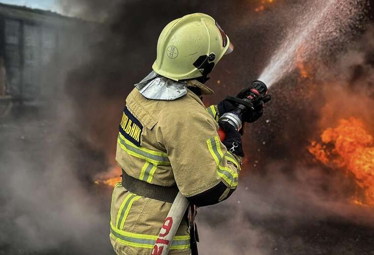 Росіяни атакували Харків керованими авіабомбами: поранено 4 людей, пошкоджено медзаклад та автівки