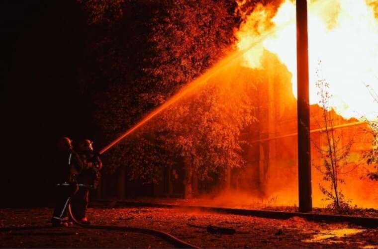 Ворожа атака на Харків: пошкоджено медзаклад, підприємство та автомобілі, є постраждалі