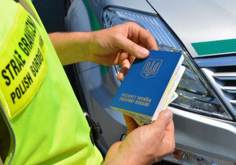 У Польщі різко зросла кількість заяв українців на отримання посвідки на проживання
