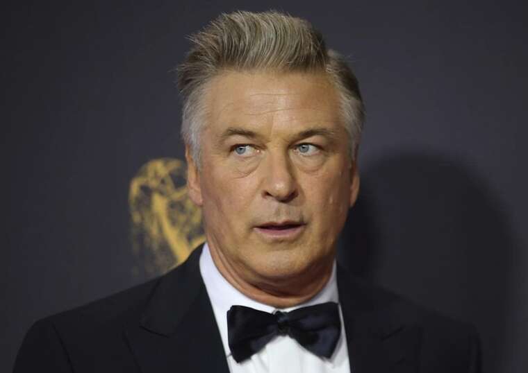 Алек Болдуин попал в ДТП: автомобиль актера врезался в дерево