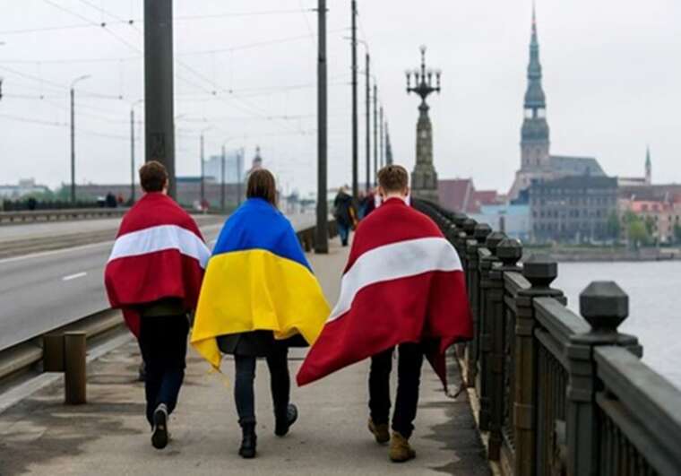 Латвія планує скоротити фінансову допомогу українським біженцям: скасують одноразові виплати та безкоштовний проїзд