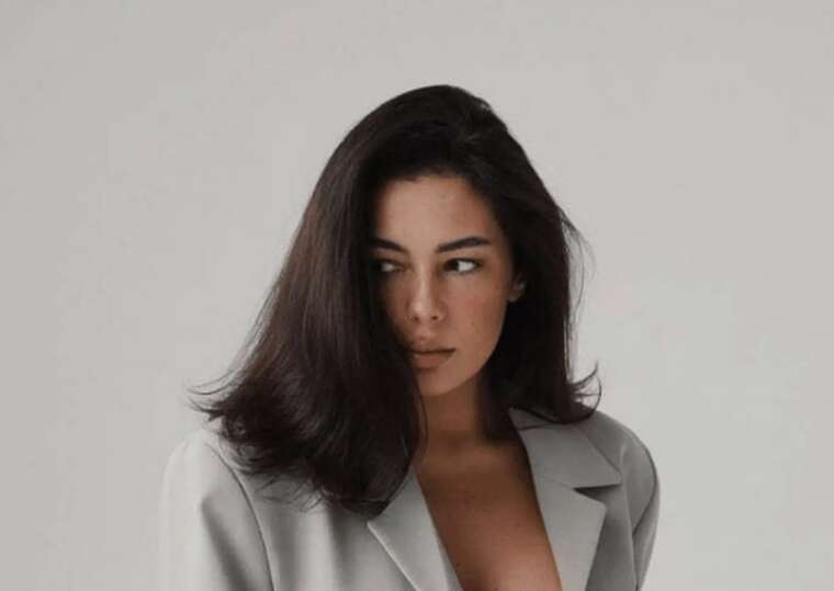 Шахраї викрали 6 мільйонів гривень у блогерки Ксюші Манекен через фейковий чат-бот Monobank