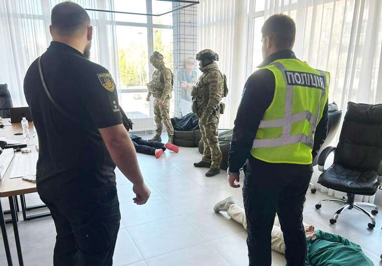 In Khmelnytskyi region, a group of crypto scammers who deceived Ukrainians and foreigners was exposed