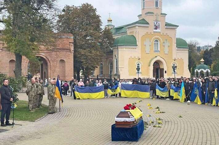 Загинув, захищаючи країну: у Прилуках провели в останню путь солдата Максима Бойка