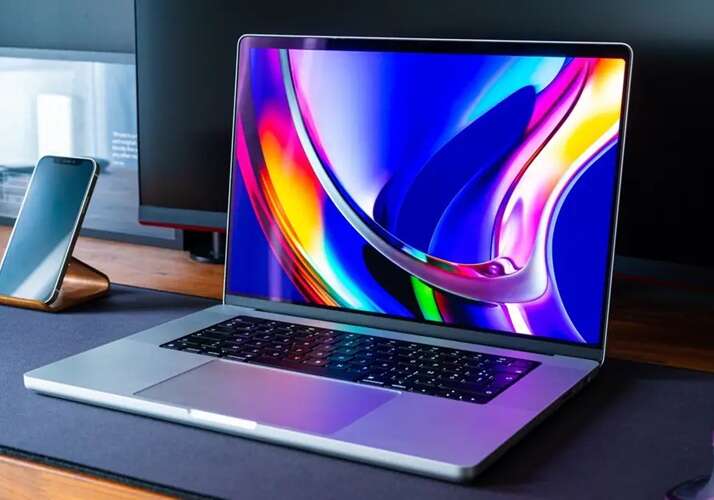 Apple    MacBook  OLED-  2026   Bloomberg