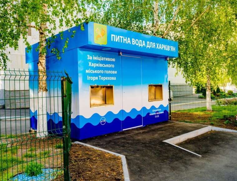 У Харкові вандал із сокирою знищив бювет із питною водою