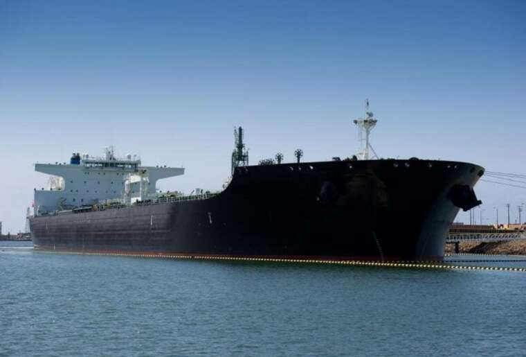 У побережья Йемена загорелось судно после попадания неизвестного снаряда