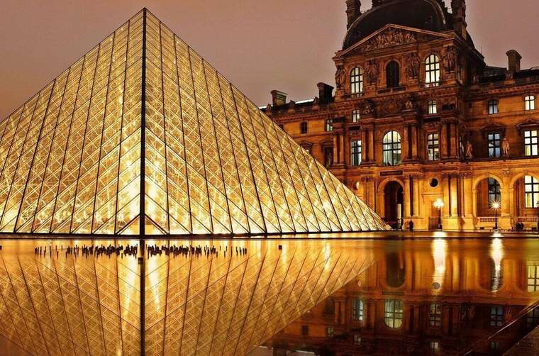 A robbery took place in Paris at the Louvre: criminals stole Napoleons jewels from the "Apollo" gallery