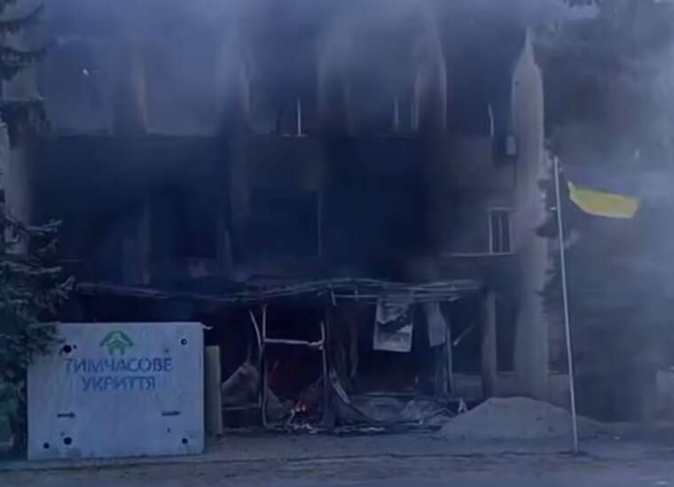 Lyman under fire: city executive committee building destroyed by fire after Russian shelling