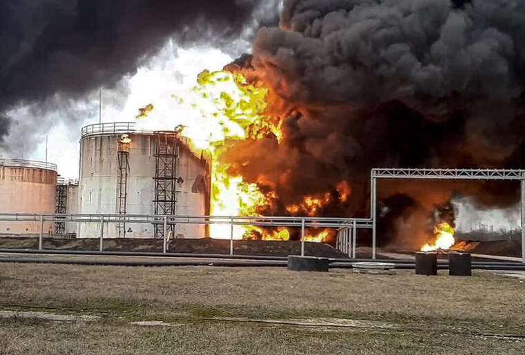 Удар по критичній енергетичній інфраструктурі РФ: НПЗ в Оренбурзі постраждав від вибухів