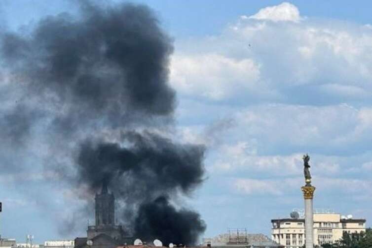 Пожар в центре Киева: Возле здания КГГА на Крещатике поднимается густой дым