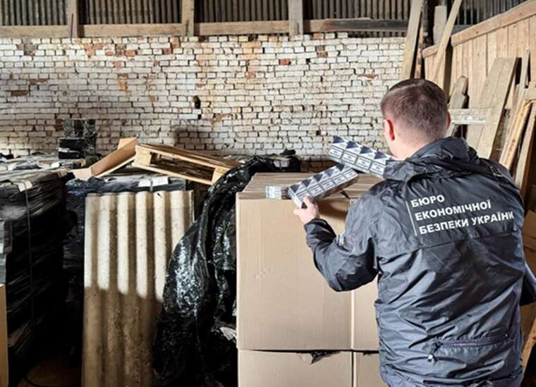 На Буковине детективы БЭБ разоблачили крупную партию контрафактных подакцизных товаров