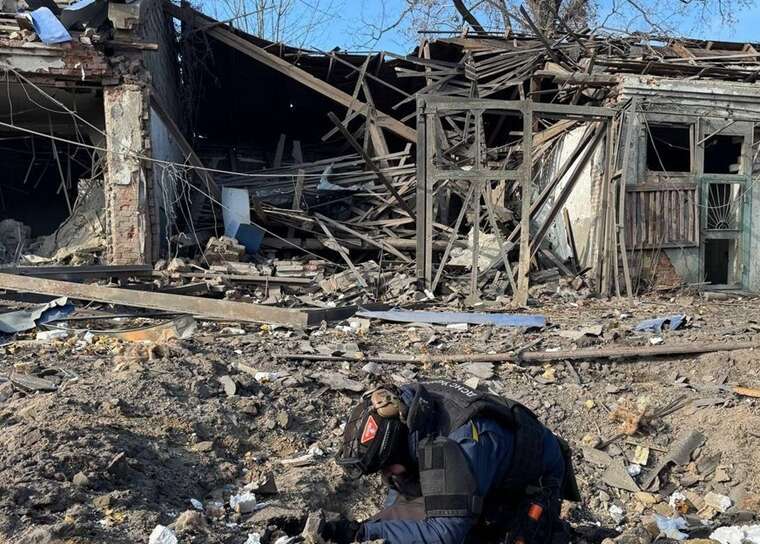 Наслідки ударів авіабомбами по Харкову: В Індустріальному районі пошкоджені АТП, склади та гаражі