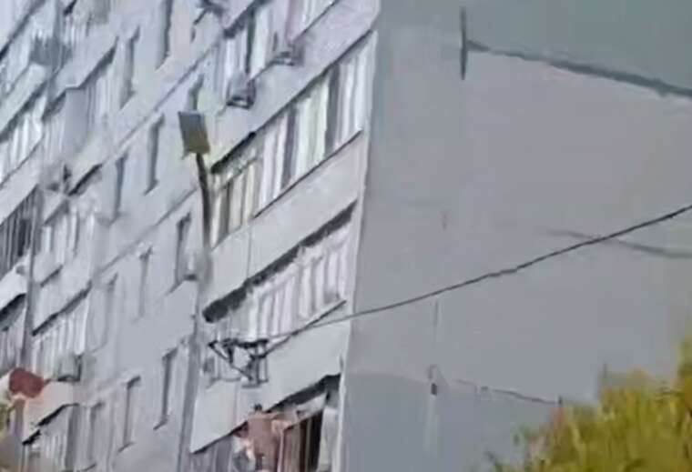 Невдала втеча з балкона: У Запоріжжі чоловік стрибнув донизу і вижив