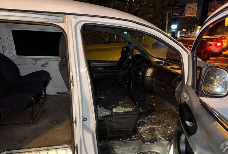 В Одессе нетрезвый полицейский разбил стекло микроавтобуса ТЦК и угрожал карабином