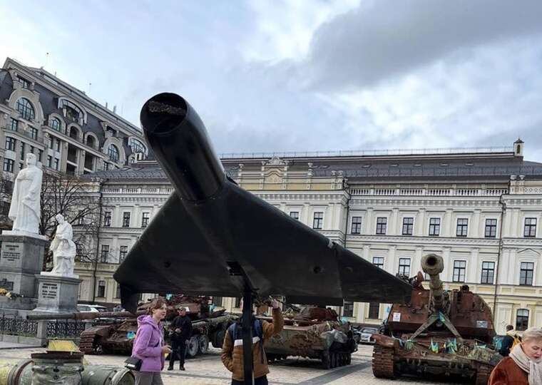 У Києві на Михайлівській площі встановили збитий "шахед" у "переможній" позиції "на зліт"