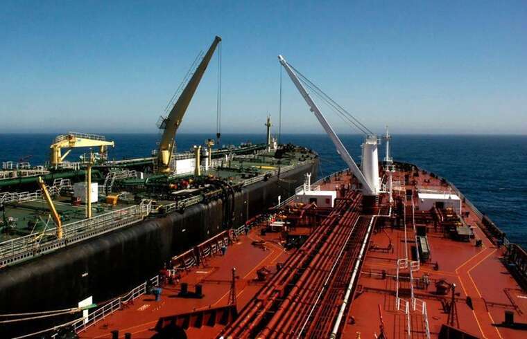 «Тіньовий флот» Росії обходить санкції: «Perle» передав СПГ іншому танкеру біля Малайзії