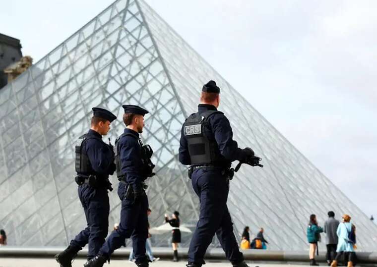 Чотирьох підозрюваних у пограбуванні Лувру затримали під час очікування футбольного матчу в Парижі
