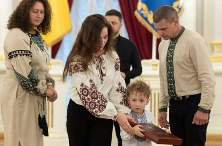 Зеленский вручил "Золотую Звезду" семье погибшего полковника Воздушных сил Максима Устименко