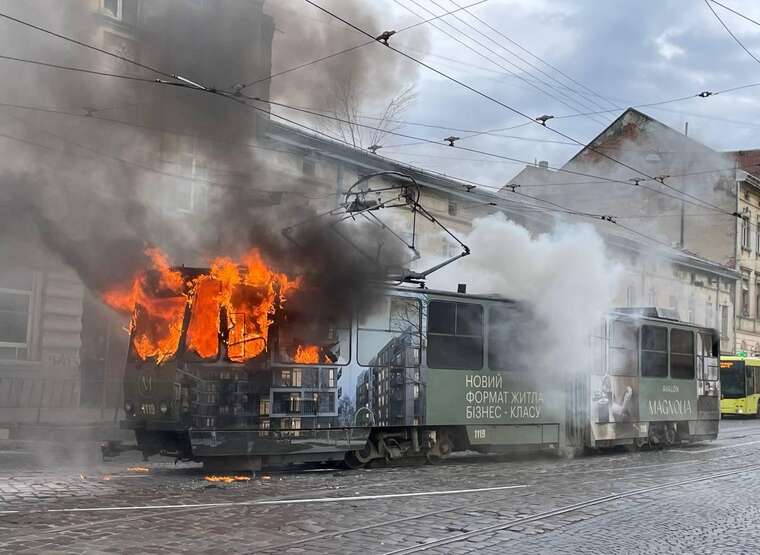 Во Львове на Таможенной площади сгорел трамвай: пострадавших нет