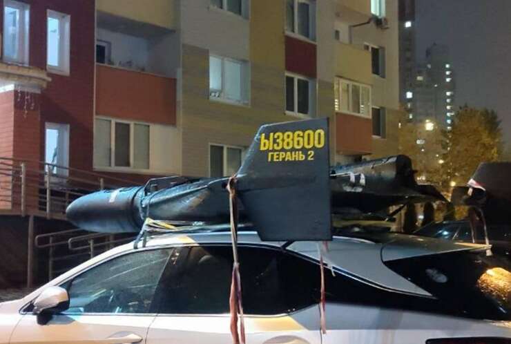 В Киеве заметили автомобиль с привязанным сбитым российским дроном-камикадзе "Шахед"