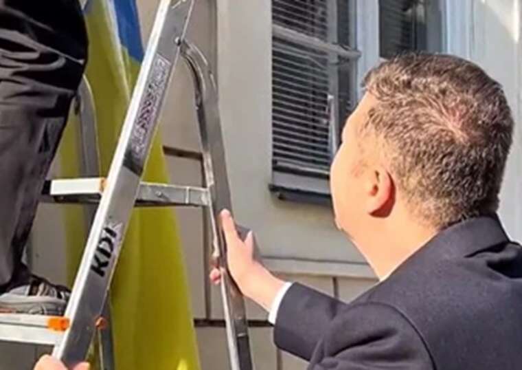 Розпорядження Окамури: Новий спікер парламенту Чехії наказав зняти прапор України з будівлі