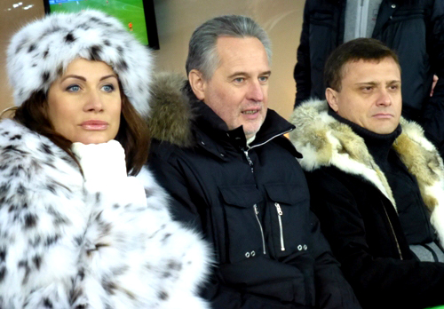 Одно из первых фото Дмитрия Фирташа, его жены и Сергея Левочкина на матче "Динамо Киев". Фото kafanews dqxikeidqxitkant