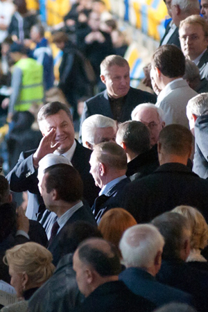 Виктор Янукович и Леонид Кучма на церемонии открытия НСК "Олимпийский". Фото Jetsetter