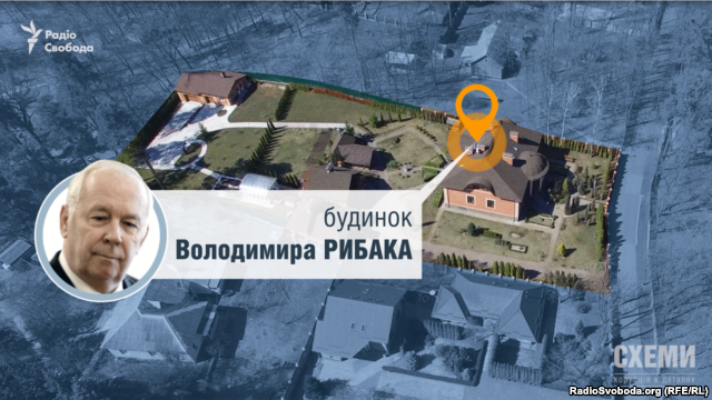 На цьому місці, за словами Рибака, раніше стояв дерев’яний будинок