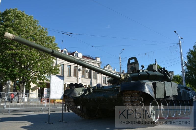 В Симферополь на День Победы навезли военную технику: опубликованы фото
<div class=