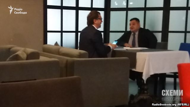 Народний депутат Олександр Грановський під час зустрічі з головою Окружного адмінсуду Києва Павлом Вовком 16 травня 2016 року dqxikeidqxitkant