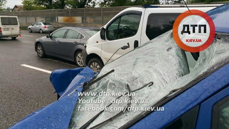 Смертельное ДТП под Киевом: Peugeot врезался в аварийные авто. Опубликованы фото
<div class=