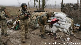 По информации правозащитников, несовершеннолетние часто помогают на блокпостах (фото из архива) на блокпосту dqxikeidqxiqqeant