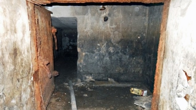 Підвал у Лисичанську, де утримувалися та піддавалися тортурам цивільні особи та військовослужбовці української армії (Коаліція волонтерських організацій «Право на мир у Донбасі»)