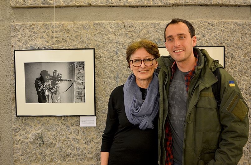 Артём Хорунжий с мамой на выставке Александра Гляделова в Киеве вскоре после освобождения из плена. Фото: Ольга Старостина. Horunzhiy_5
