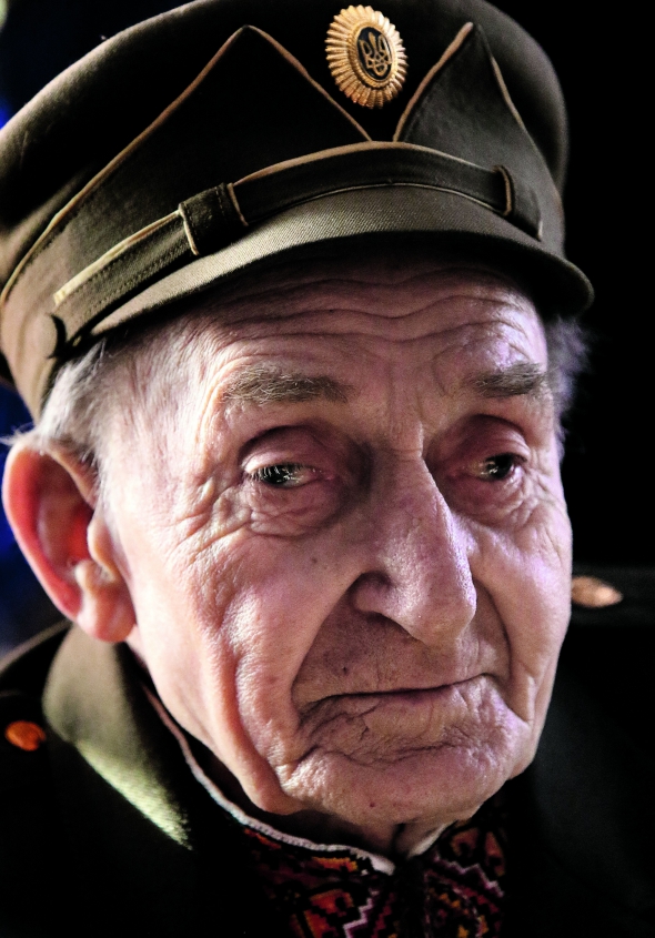 Мирон АМБРОЗЕВИЧ, 85 років, зв’язковий Організації українських націоналістів. Народився 30 серпня 1930 року в селі Подусільна Перемишлянського району на Львівщині. Мав старшого на 10 років брата Михайла, священика. Він відспівував замордованих совєтами українців, тому мусив емігрувати в Канаду, де й помер. Закінчив дев’ять класів – по кілька років навчався у Подусільній, Бережанах та Козовій Тернопільської області. 1946-го почав працювати зв’язковим ОУН. Мав псевдо "Чуб". Заарештували за зберігання патріотичних листівок. Утік, переховувався. Взяли під варту вдруге. Засудили до 25 років тюрем. Термін відбував у Караганді й Воркуті. Звільнили 1956 року. Повернувся до рідного села, одружився з односельчанкою Ганною, на сім років молодшою за нього. Працював у колгоспі електриком, у школі вів гуртки і трудове навчання. Робив зубні коронки – цьому навчився в таборі. Із дружиною виховали чотирьох дітей. 57-річний Мирослав – економіст, працює в Чернівецькій обласній бібліотеці. На три роки молодша Катерина – продавець, живе з батьками в Подусільній. 52-річний Богдан – лікар-анестезіолог у Львові. 44-річний Василь – будівельник, мешкає в селі Малі Ланки на Львівщині. Мають вісьмох онуків, шістьох правнуків. Тримають корову, коня, двох котів, собаку, курей. Мають сад і поле. У Мирона Васильовича є пасіка. Отримує 1400 гривень пенсії dqxikeidqxitkant