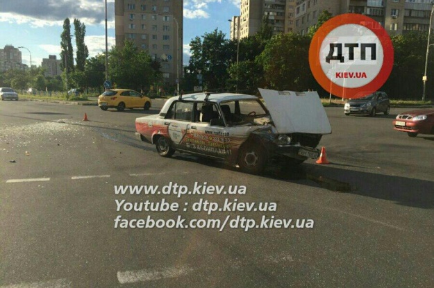 На Левобережной в Киеве автомобиль на тротуаре сбил велосипедиста (фото) dqxikeidqxiqqeant