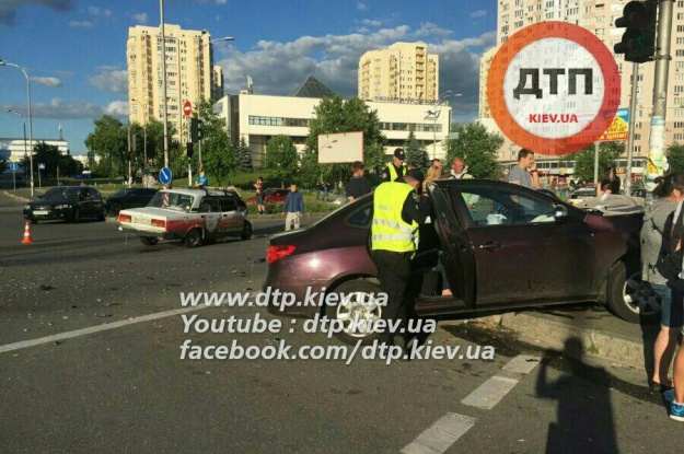 На Левобережной в Киеве автомобиль на тротуаре сбил велосипедиста (фото)
