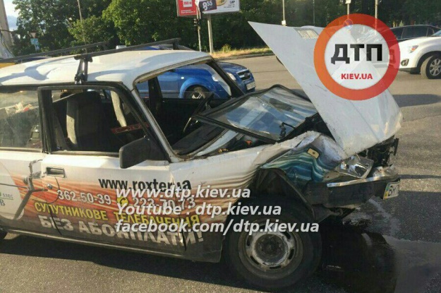 На Левобережной в Киеве автомобиль на тротуаре сбил велосипедиста (фото)