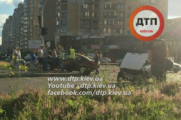 На Левобережной в Киеве автомобиль на тротуаре сбил велосипедиста (фото)