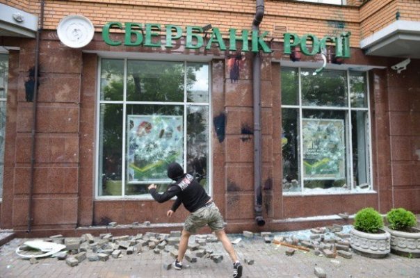nacionalisty-razgromili-kievskiy-ofis-sberbanka-rossii_2