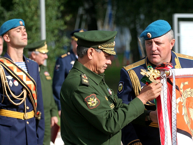 Сергей Шойгу вручил орден Суворова 79-й десантно-штурмовой бригаде