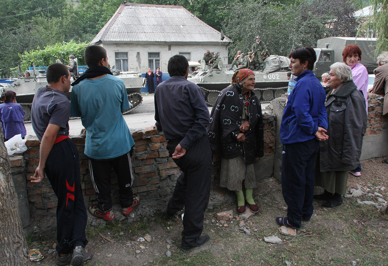 Жители Цхинвали на одной из улиц города, август 2008 года. dqxikeidqxiqqeant