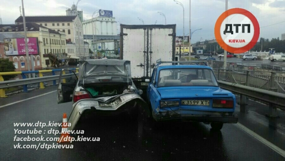 Масштабное ДТП в Киеве на Почтовой площади: Фольксваген разбил 3 автомобиля. ФОТО dqxikeidqxiqqeant