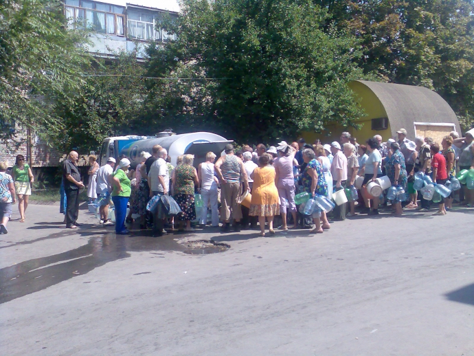 Воду черпают из лужи, а