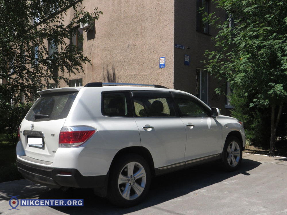 Toyota Highlander, припаркованная главврачом Евгением Волоховым возле женской консультации № 1 первого роддома dqxikeidqxiqxxant