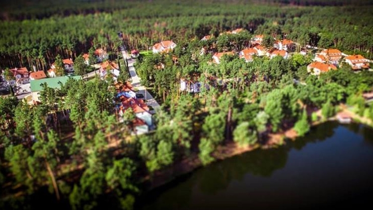 Вид на коттеджный городок закрытого типа с высоты птичьего полета dqxikeidqxitkant