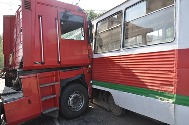 В Николаеве «фура» въехала в трамвай – две женщины госпитализированы - Copyright https://news.pn dqxikeidqxitkant