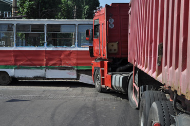 В Николаеве «фура» въехала в трамвай – две женщины госпитализированы - Copyright https://news.pn